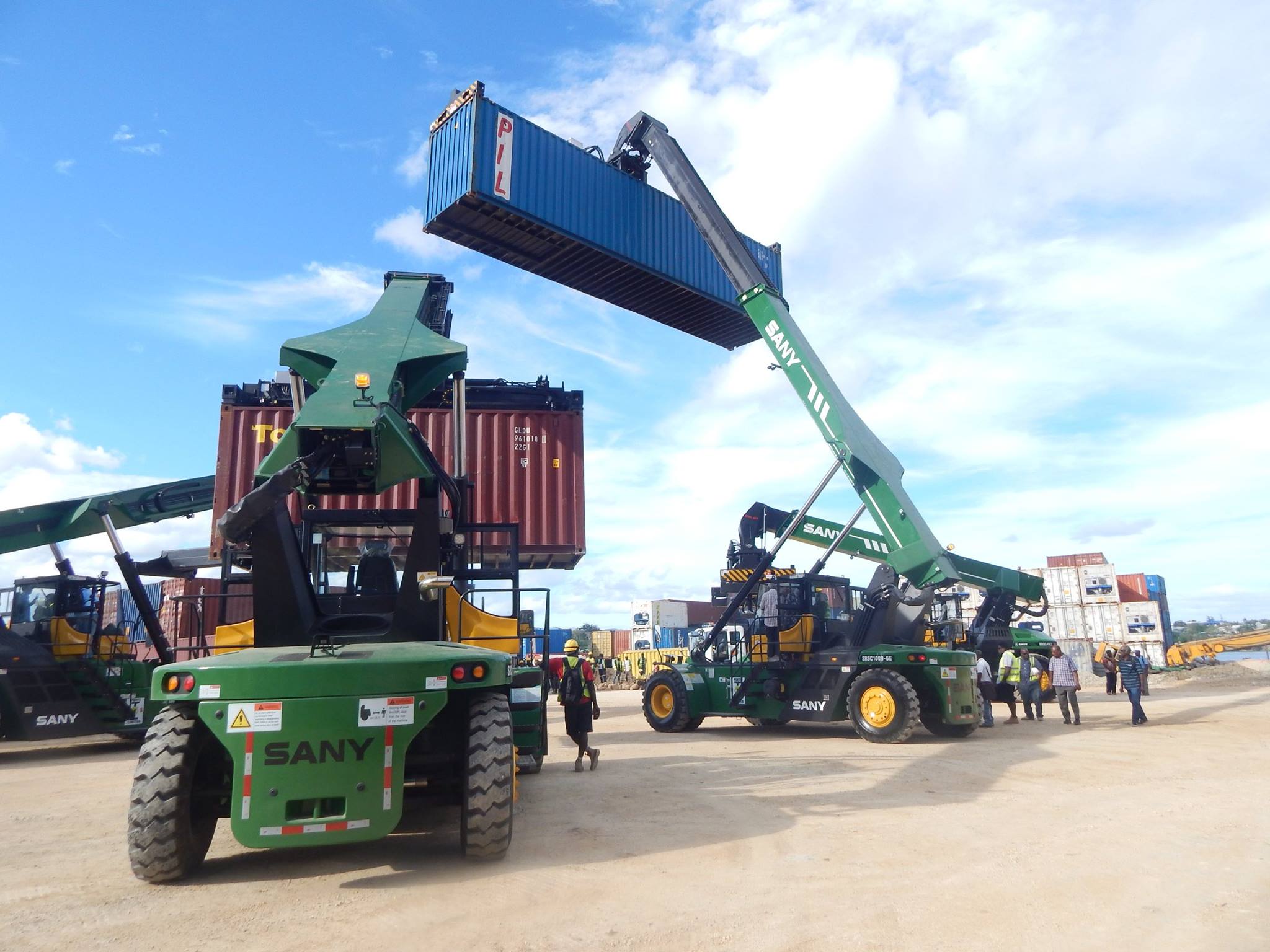 New reach stackers to ease container handling